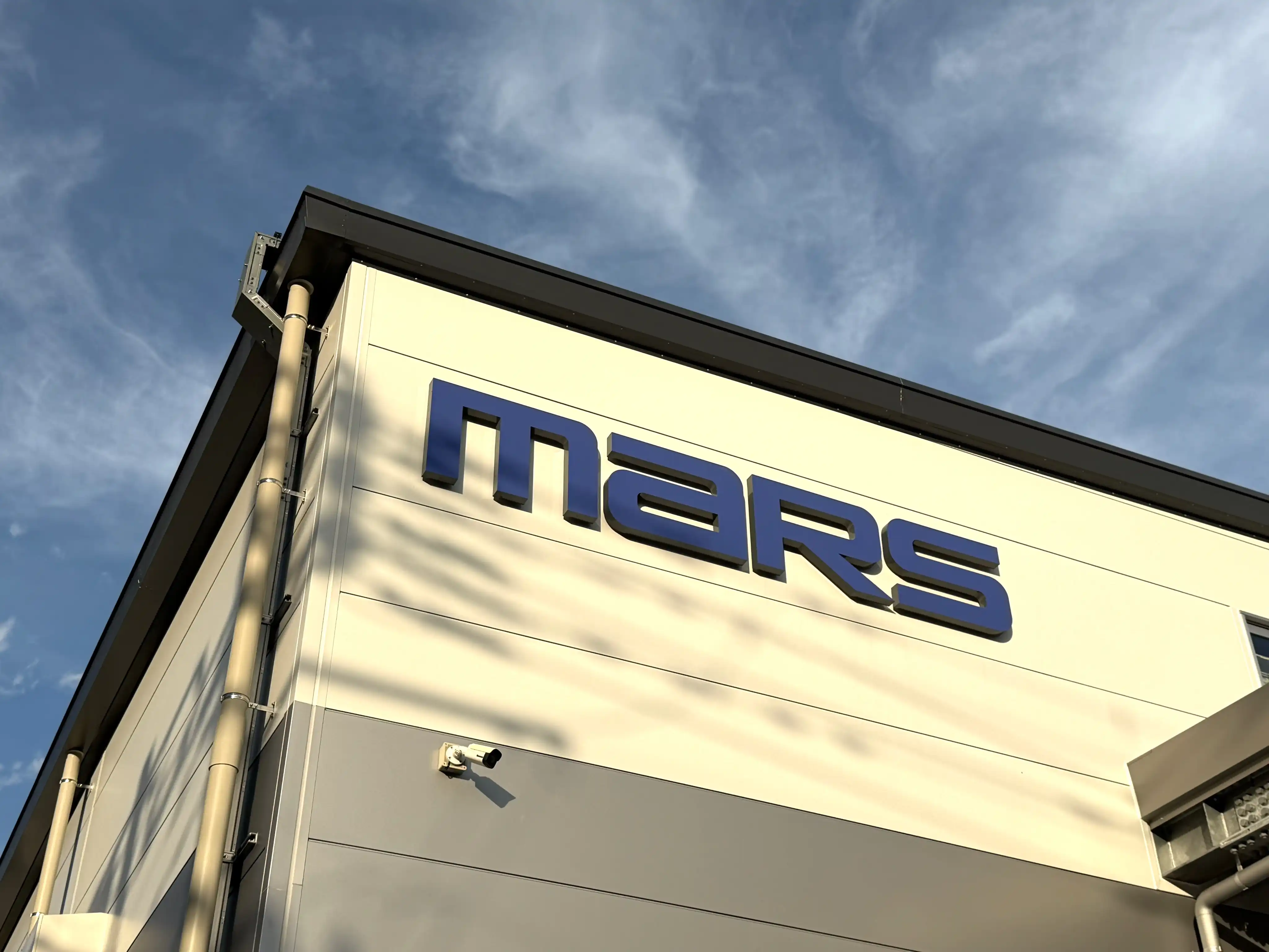 新工場のグループ社名ロゴが夜に映える！（株式会社マーステクノ