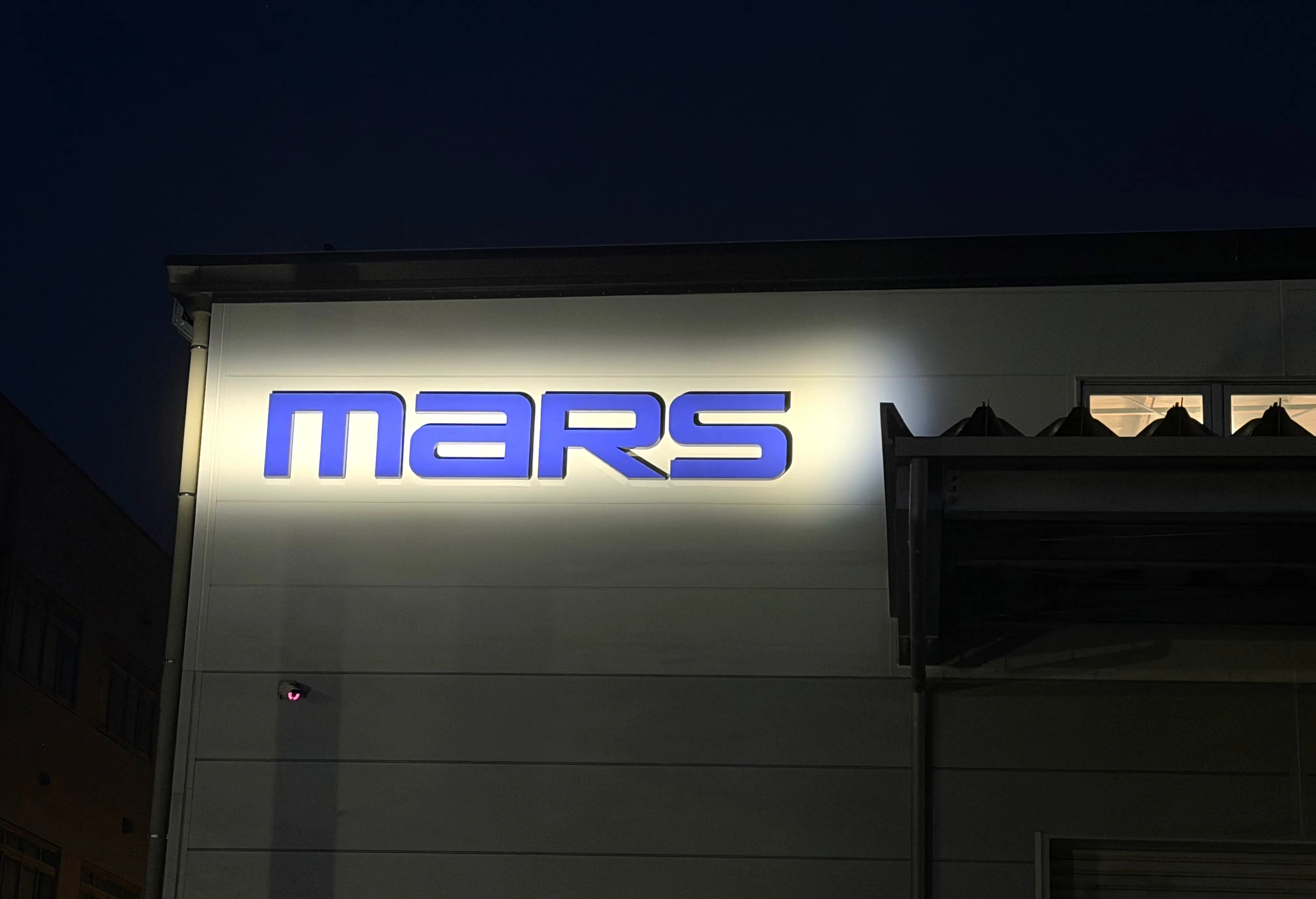 新工場のグループ社名ロゴが夜に映える！（株式会社マーステクノ
