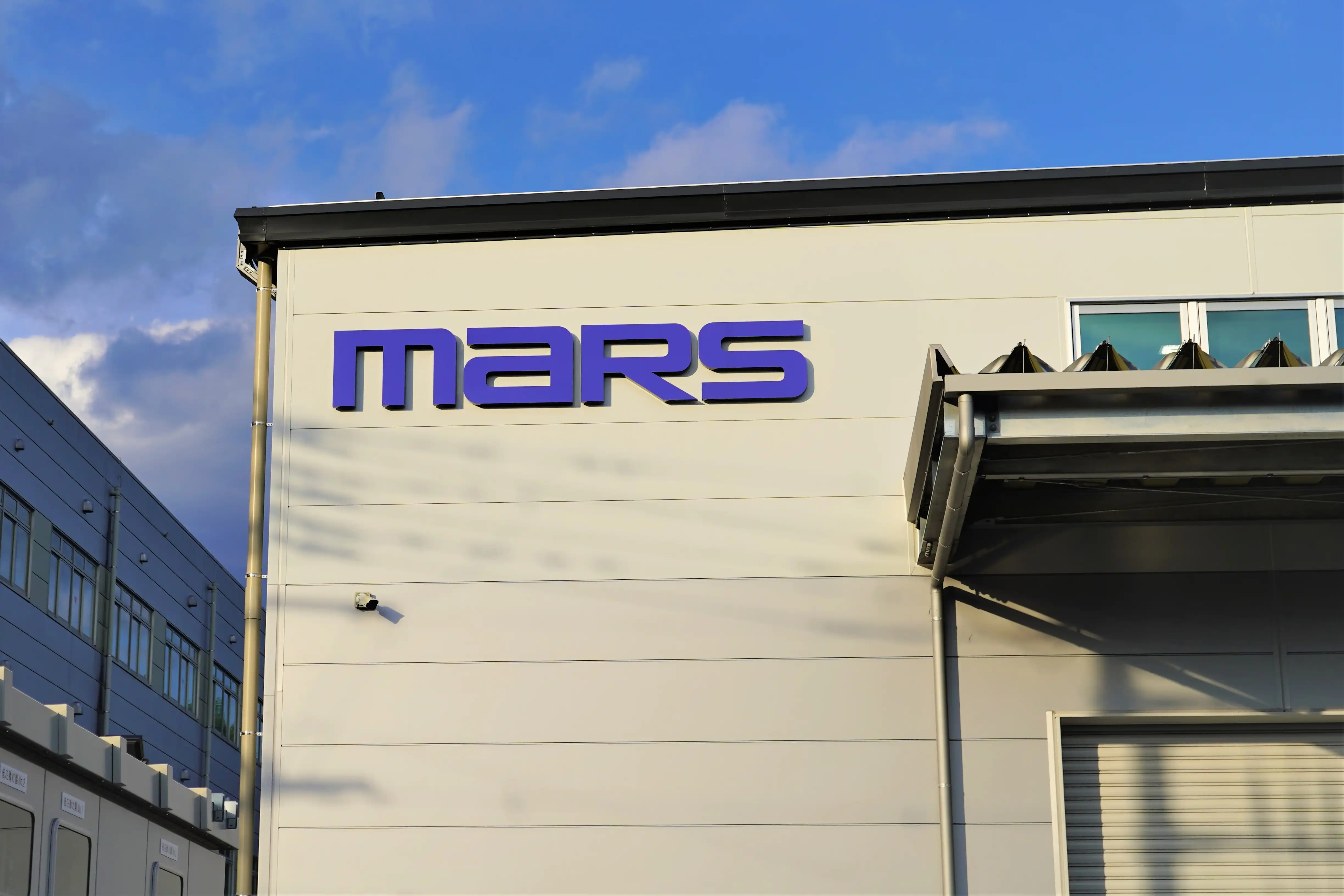 新工場のグループ社名ロゴが夜に映える！（株式会社マーステクノ