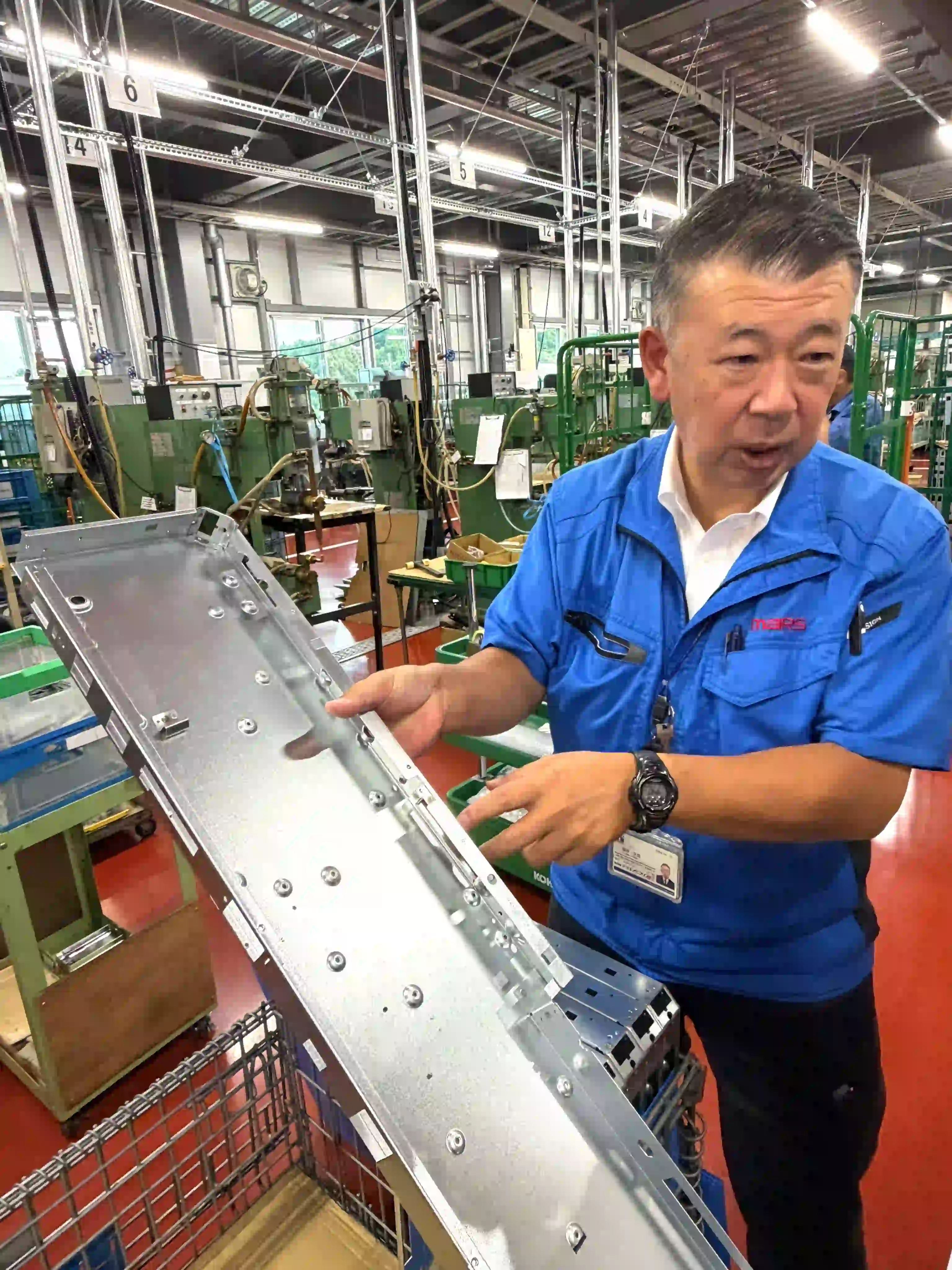 新工場のグループ社名ロゴが夜に映える！（株式会社マーステクノ